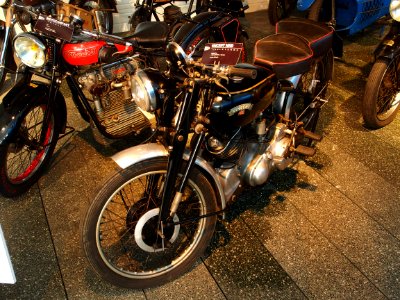 1952_Vincent_HRD_Rapide_9cv,_Musée_de_la_Moto_et_du_Vélo,_Amneville,_France,_pic-001