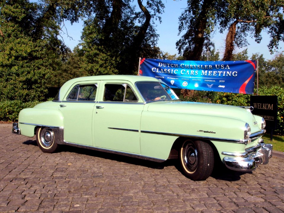 1951_Chrysler_Windsor_De_luxe_photo-10