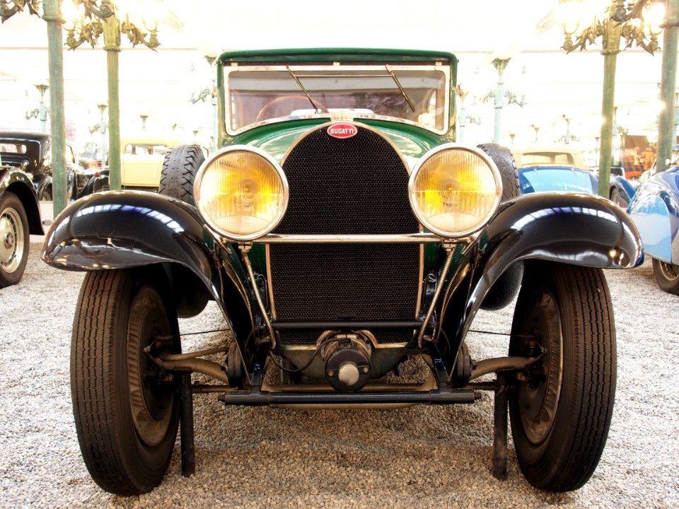 1933_Bugatti_Type_49,_8_cylinder,_3257cm3,_90hp,_150kmh,_photo_3