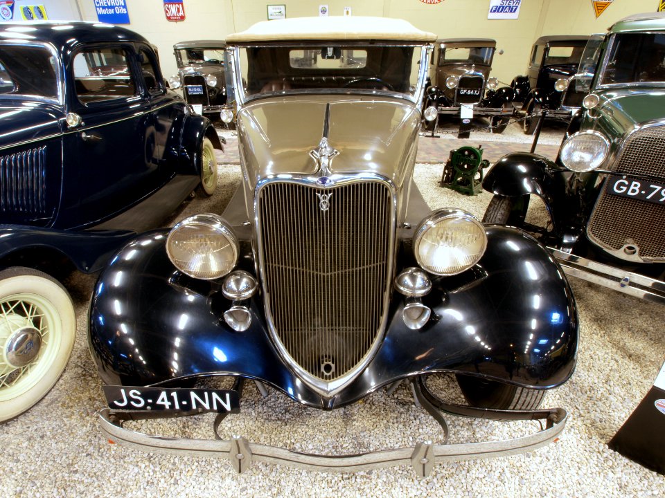 1933_Ford_V8_710_roadster_pic1
