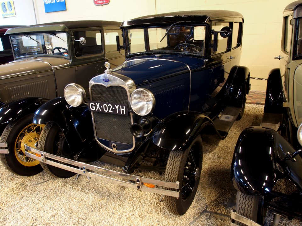 1930_Blue_Ford_55_B_Tudor_Sedan_pic2