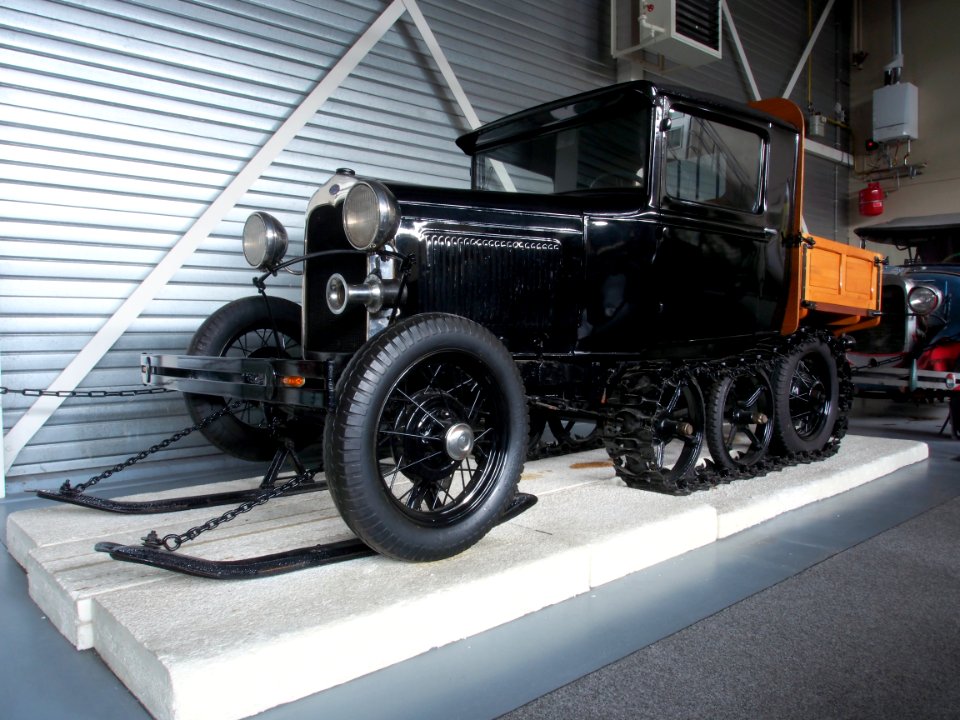 1930_Ford_A_snowmobile_pickup_pic3