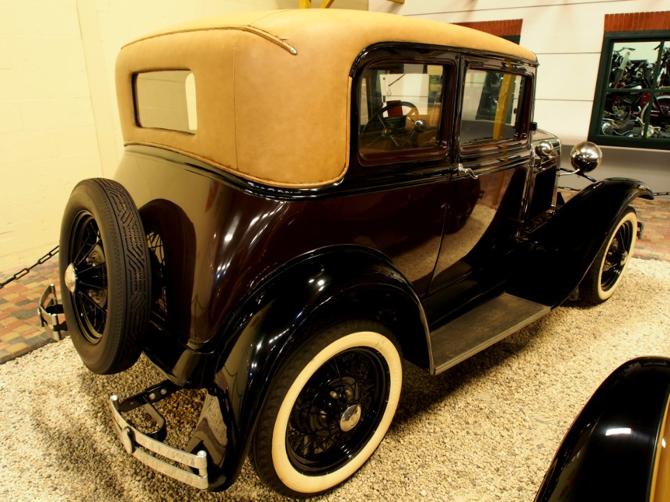 1931_Ford_190A_Victoria_Coupe,_leren_kap,_pic1