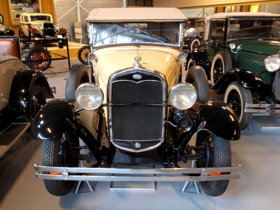 1931_Ford_A_40B_Luxe_Roadster_pic4