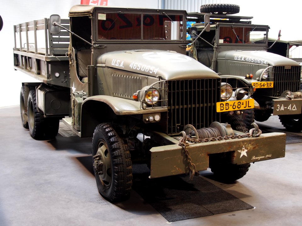 1942_GMC_truck,_hoodno_4650654,_pic1