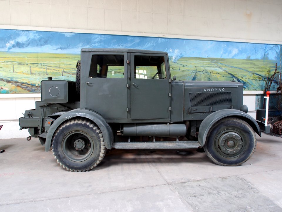 1940_HANOMAG_6,6T_V1_and_V2_tow_tractor,_in_the_Musée_des_Blindés,_France,_pic-3
