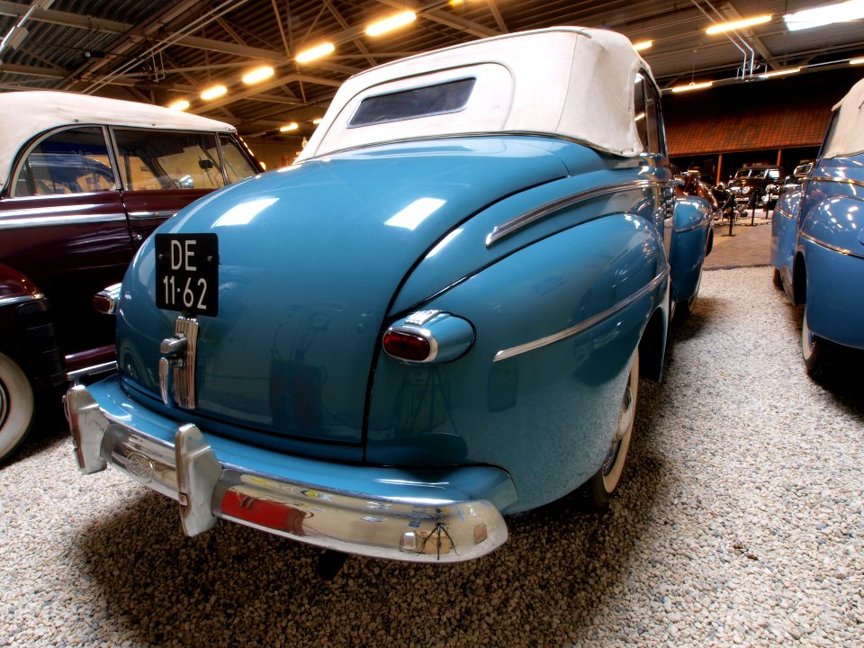 1942_Ford_76_Club_Cabriolet_pic13