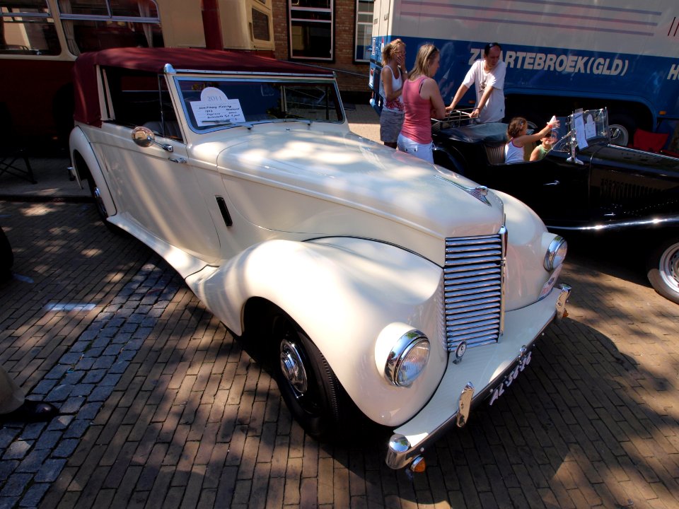 1947_Armstrong_Siddeley_Hurricane_2000cc_at_the_SPECIAAL_Auto_Evenement_Nijkerk_2011,_pic4