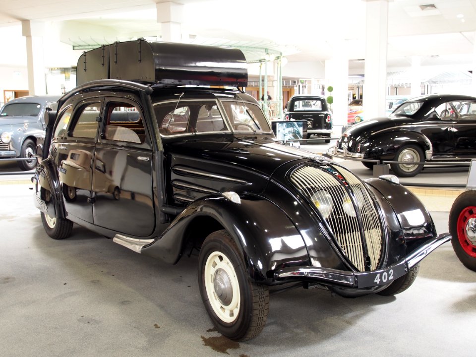 1940_Peugeot_402B_Limousine_à_Gazogène_photo_1