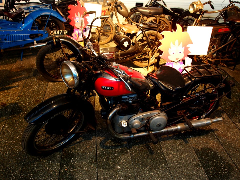 1933_Ariel_4F,_6cv,_4cylinder,_Musée_de_la_Moto_et_du_Vélo,_Amneville,_France,_pic-001