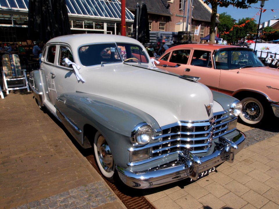 1947_Cadillac_Series_61_at_the_SPECIAAL_Auto_Evenement_Nijkerk_2011,_pic3