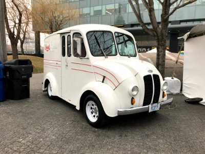 1947_Divco_milk_truck_02