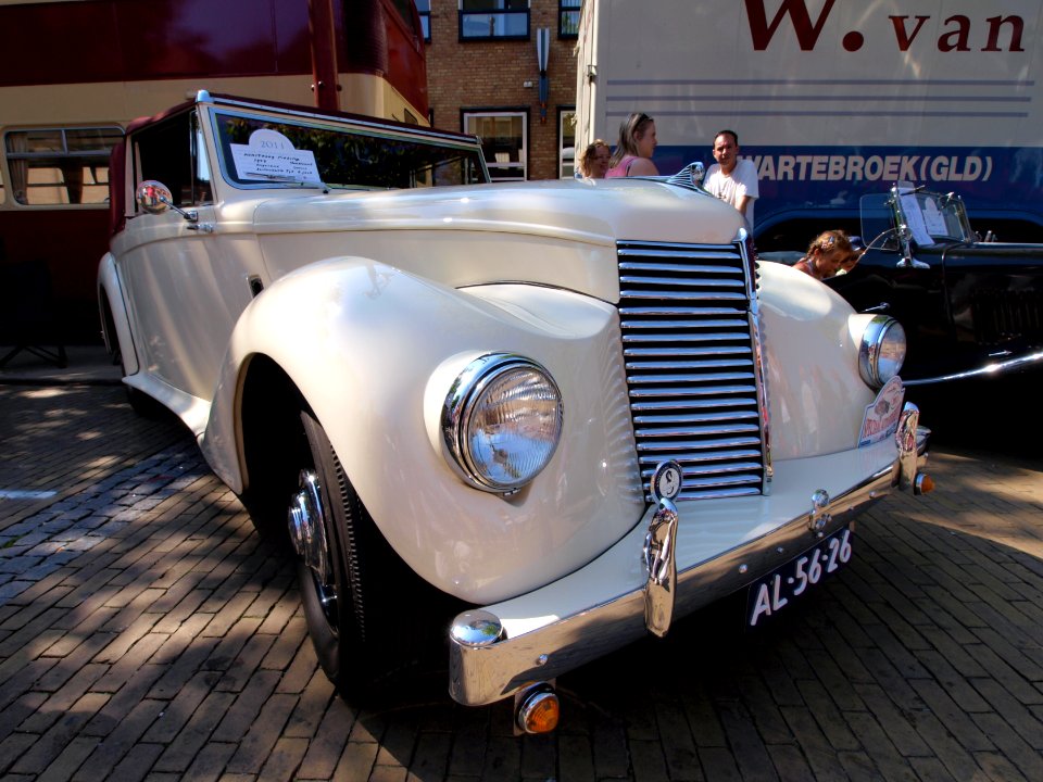1947_Armstrong_Siddeley_Hurricane_2000cc_at_the_SPECIAAL_Auto_Evenement_Nijkerk_2011,_pic2