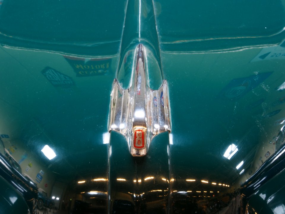 1946_Ford_76_Club_Cabriolet_ornament_pic1
