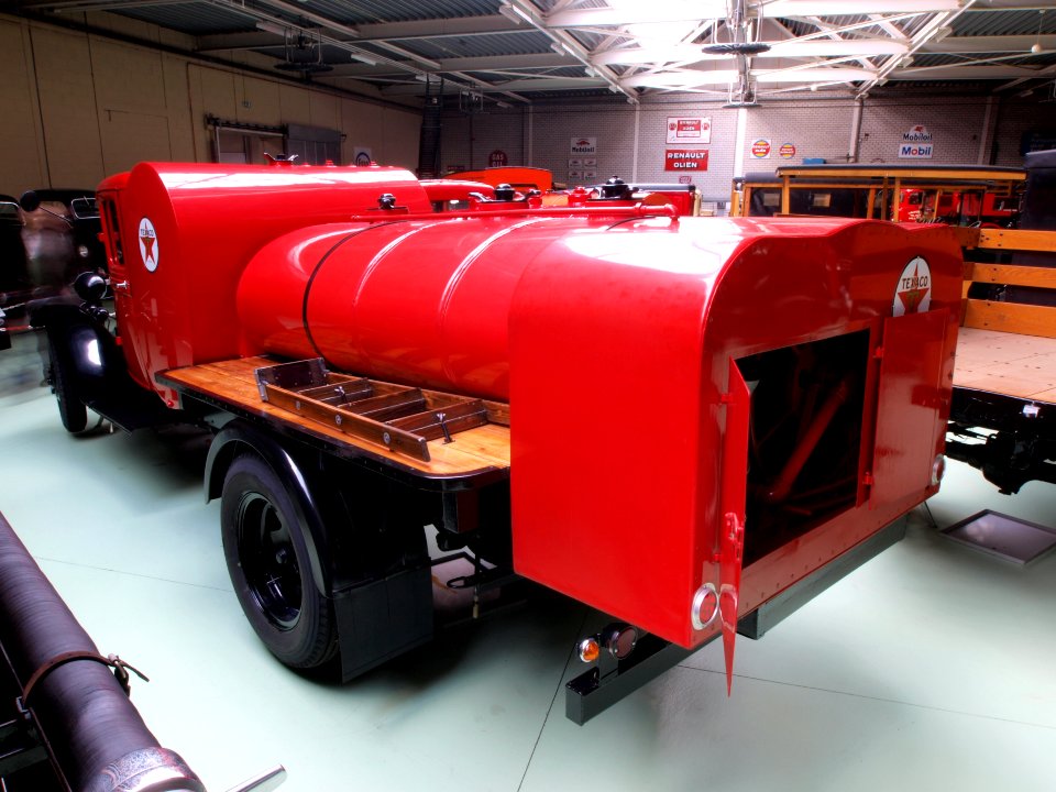 1933_Ford_BB18_Texaco_Tanker_pic4