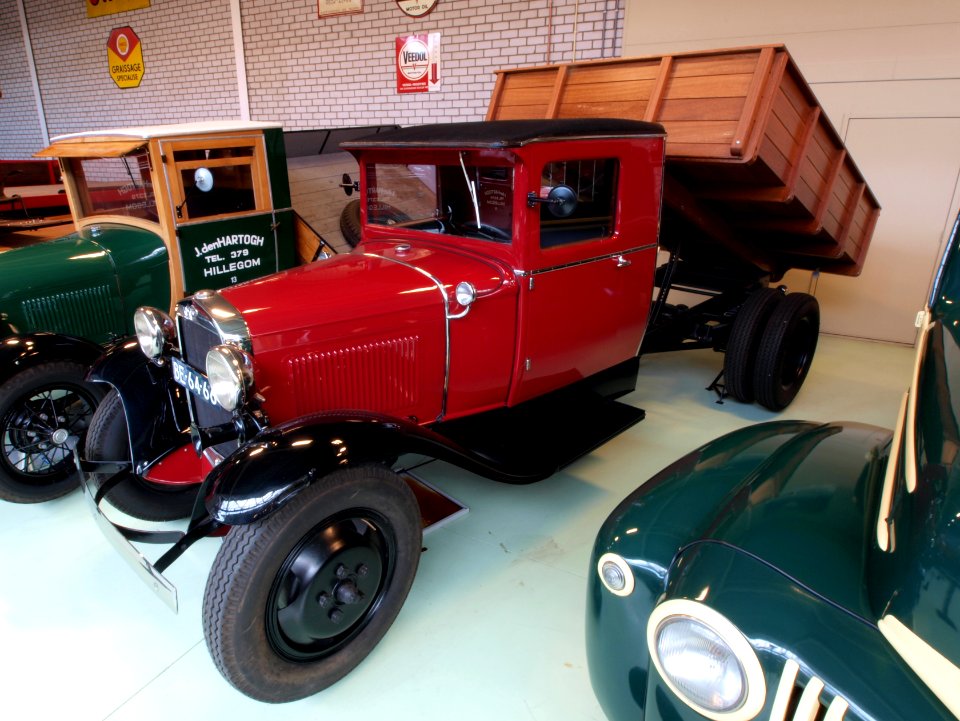 1946_Ford_80_-_69_Y_pic1