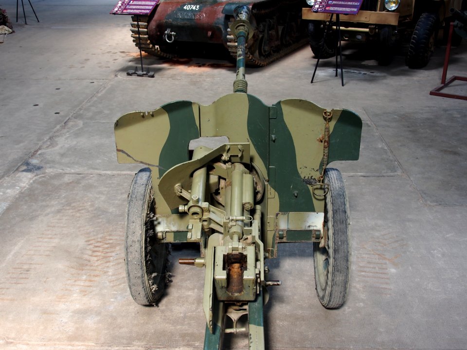 1934_25mm_Canon_anti_tank,_Musée_des_Blindés,_France,_pic-2
