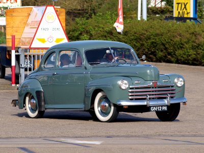 1946_Ford_Super_de_Luxe_Coupe_pic4