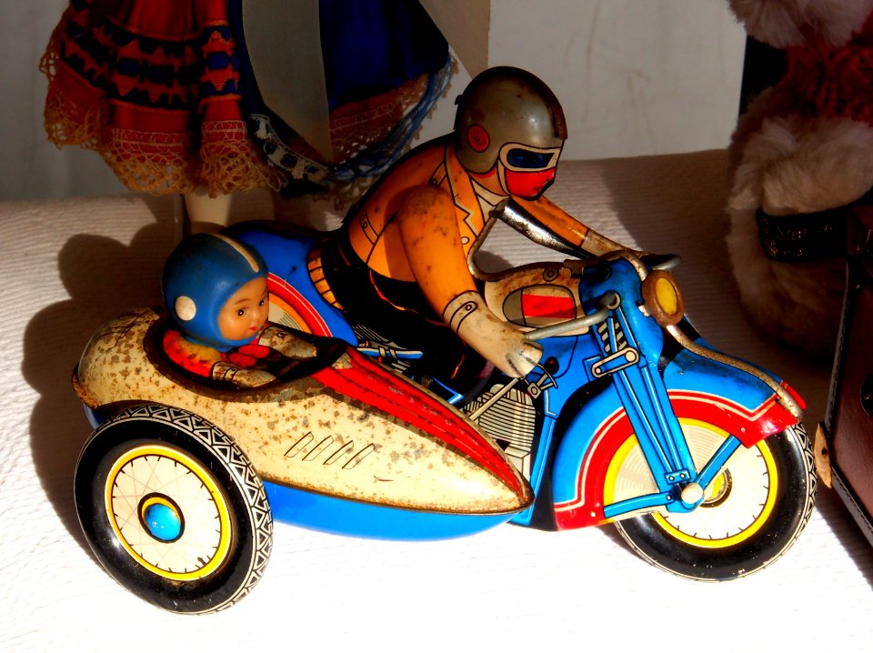 1950's_Motorcycle_with_site-car_pic2
