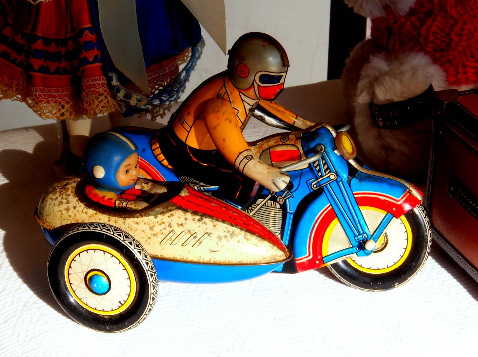1950's_Motorcycle_with_site-car_pic1