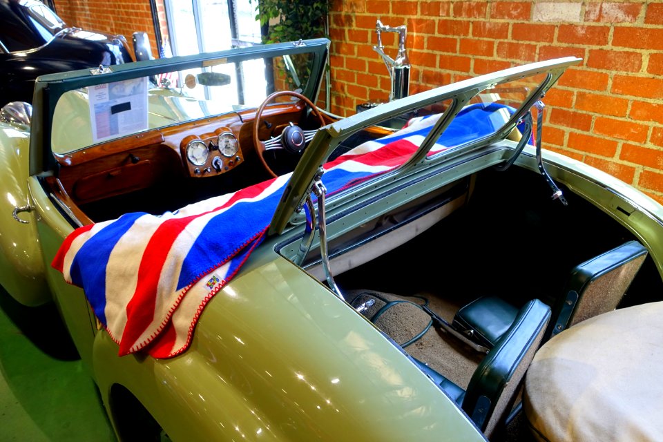 1947_Triumph_1800_Roadster_-_Automobile_Driving_Museum_-_El_Segundo,_CA_-_DSC01964