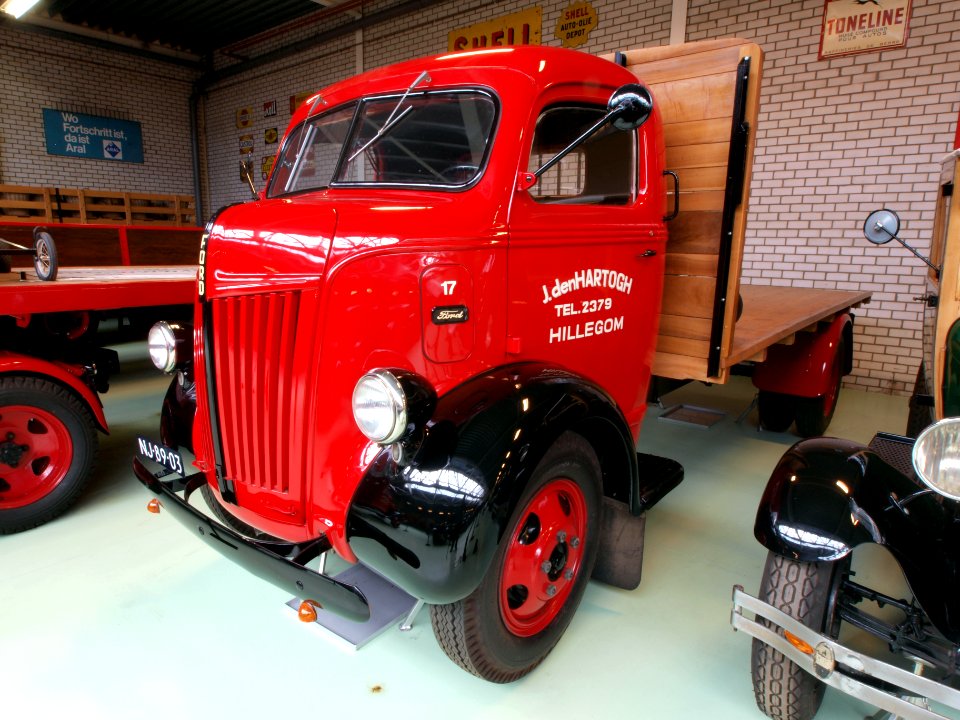 1948_Ford_81-798W_truck_pic2