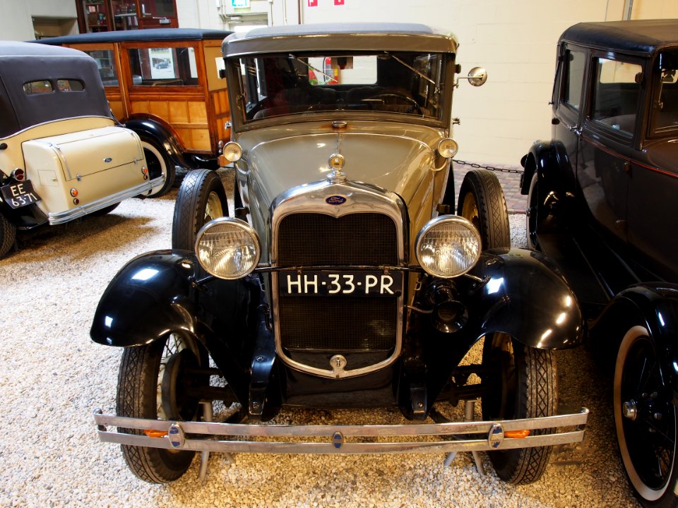 1930_Ford_165_C_De_Luxe_Fordor_Sedan_pic3
