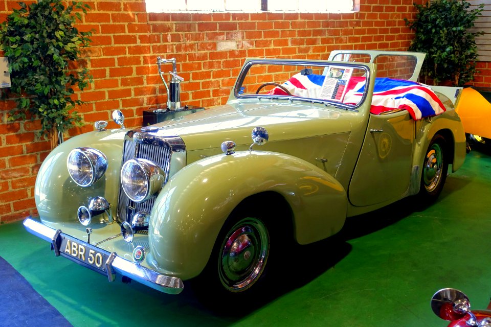 1947_Triumph_1800_Roadster_-_Automobile_Driving_Museum_-_El_Segundo,_CA_-_DSC01960