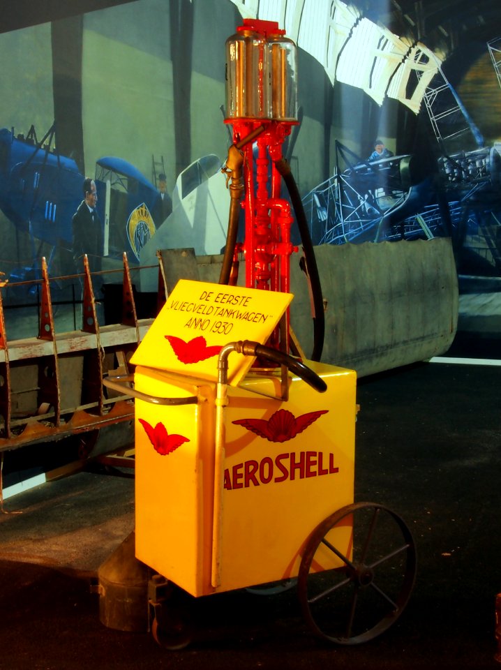 1930_Airfield_fuelbowser_(first)_Aeroshell