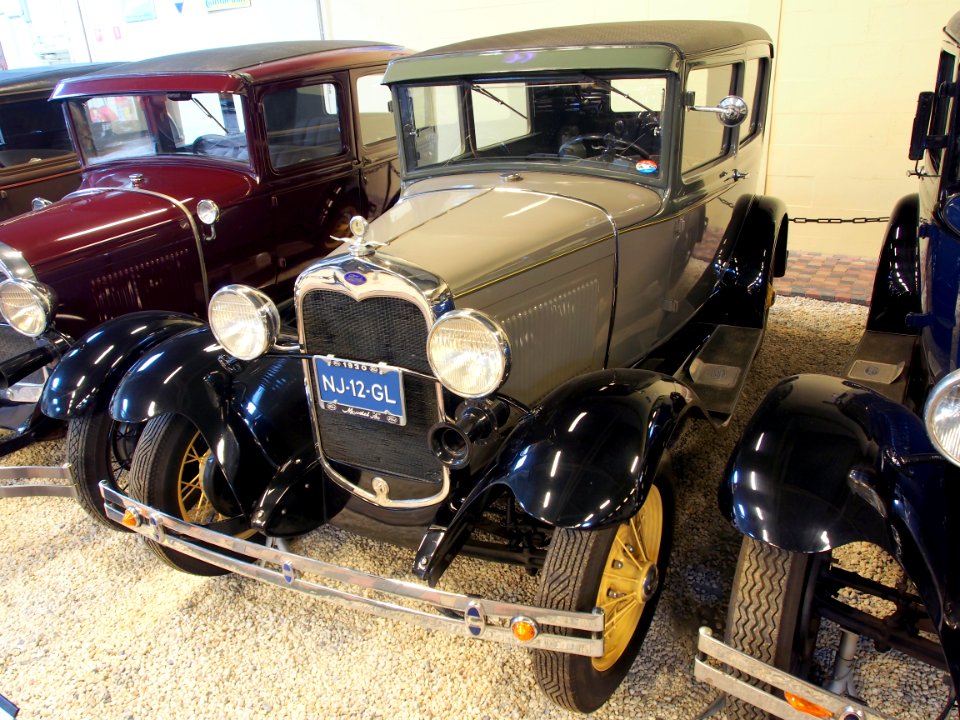 1930_Ford_55_B_Tudor_Sedan_pic2