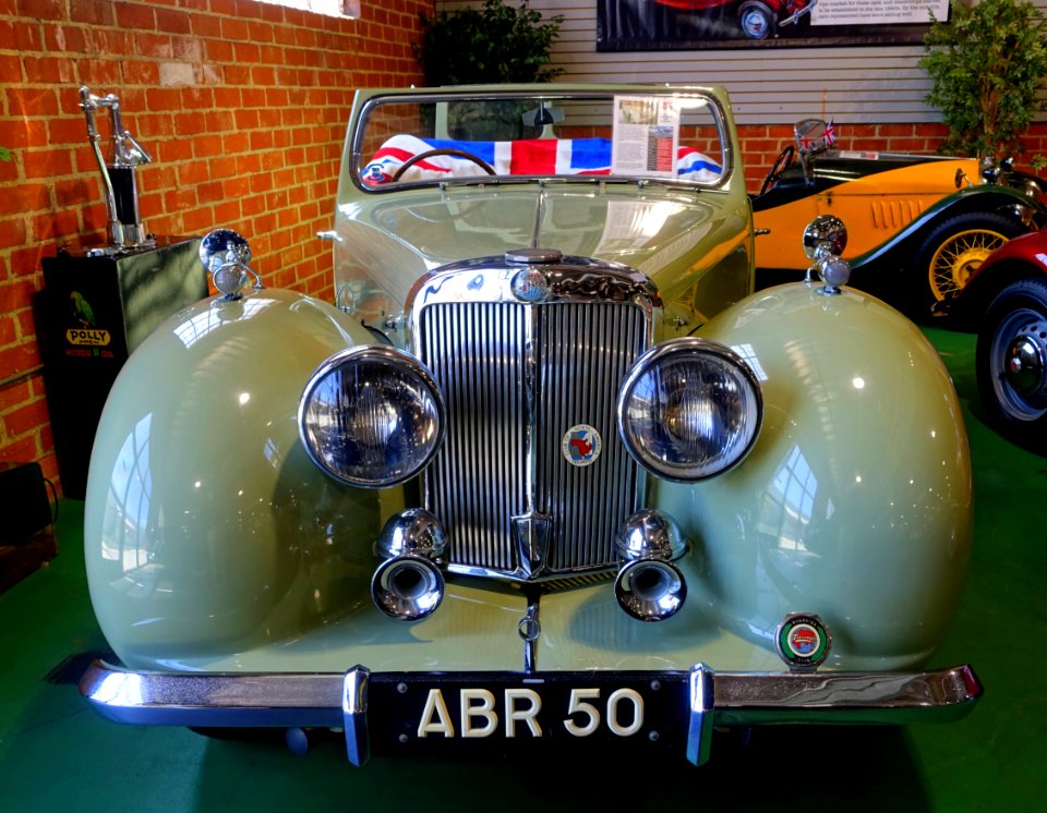1947_Triumph_1800_Roadster_-_Automobile_Driving_Museum_-_El_Segundo,_CA_-_DSC01962