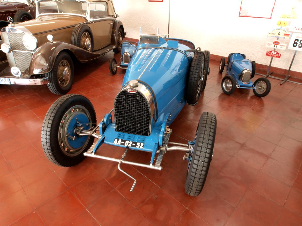 1930_Bugatti_35B,_135hp,_2262cc,_208kmh_photo-1