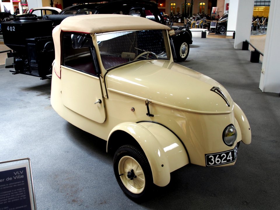 1942_Peugeot_Voiture_Légère_de_Ville_photo_4
