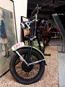 1942_Socovel_Electric_Scooter,_Musée_de_la_Moto_et_du_Vélo,_Amneville,_France,_pic-002