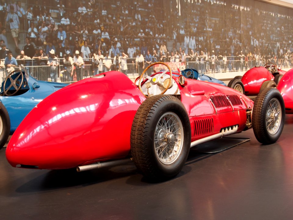 1950_Ferrari_F2_212,_12_cylinder,_2562cm3,_200hp,_230kmh,_photo_4