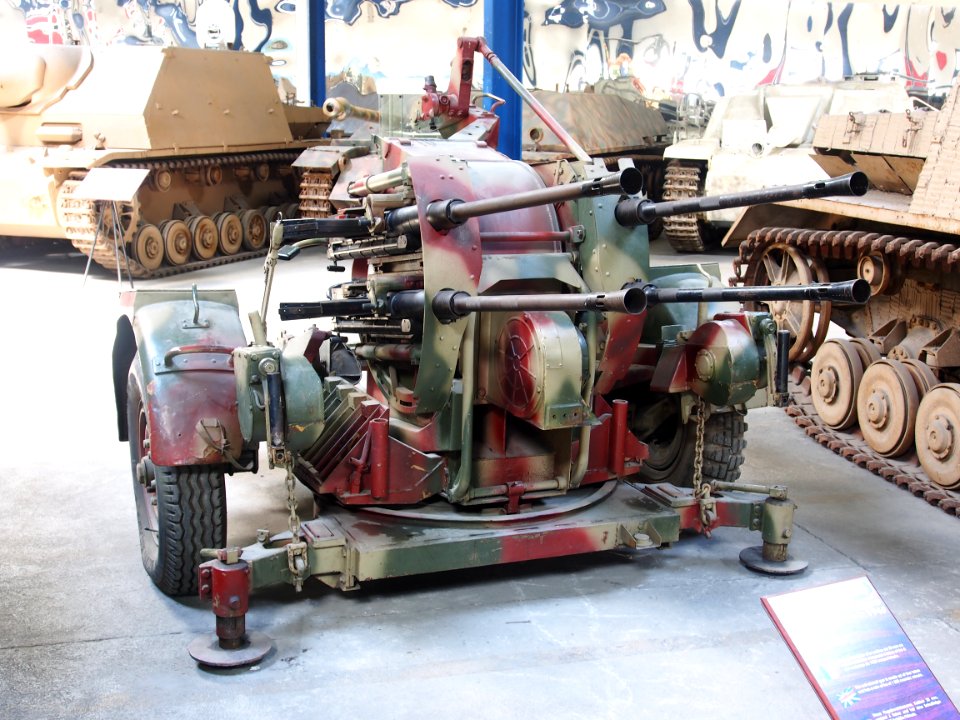 1940_20mm_Flakvierling_in_the_Musée_des_Blindés,_France