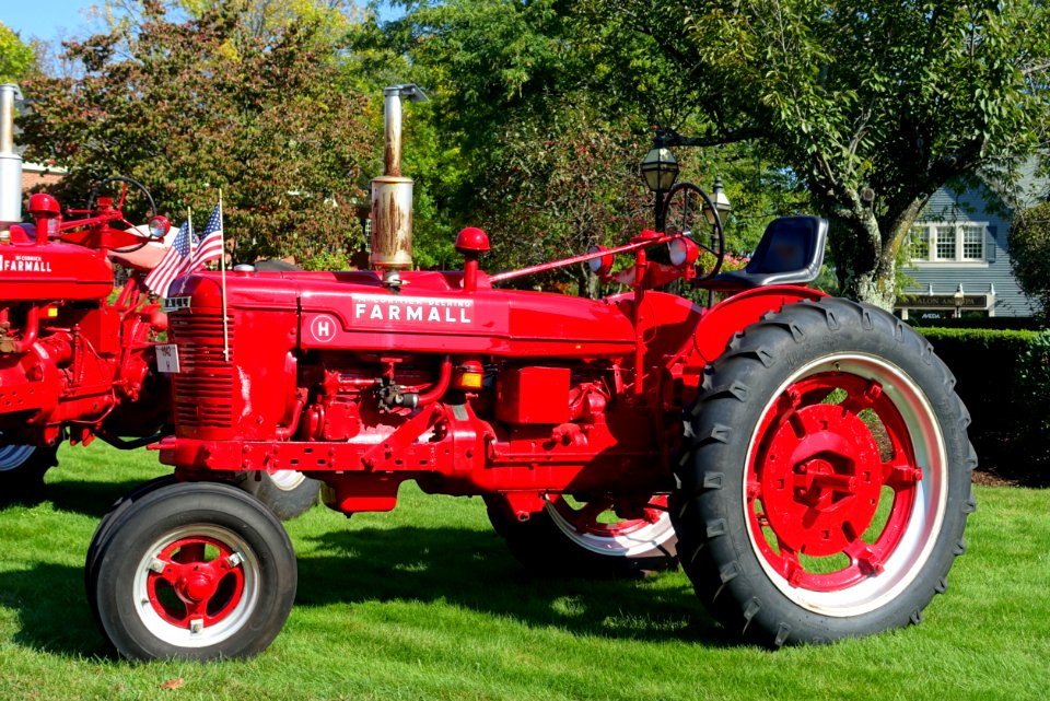 1942_McCormick-Deering_Farmall_H_tractor_-_Middleton,_Massachusetts_-_DSC06112