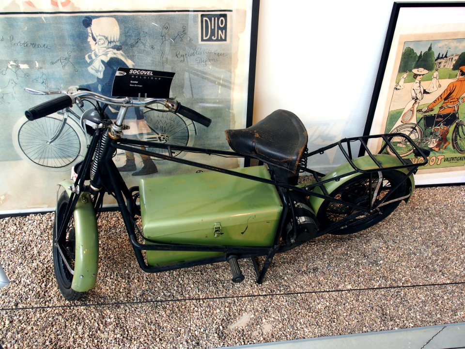 1942_Socovel_Electric_Scooter,_Musée_de_la_Moto_et_du_Vélo,_Amneville,_France,_pic-001