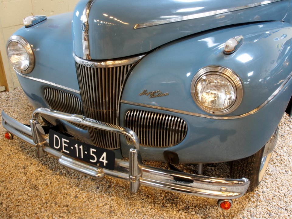 1941_Ford_76_Club_Cabriolet_pic2