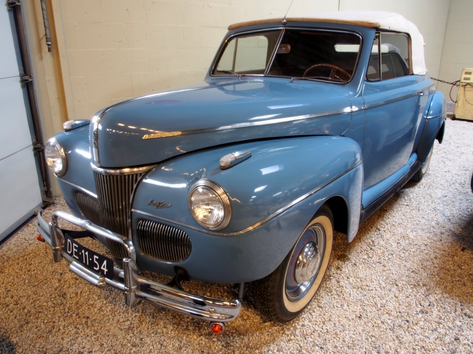 1941_Ford_76_Club_Cabriolet_pic6
