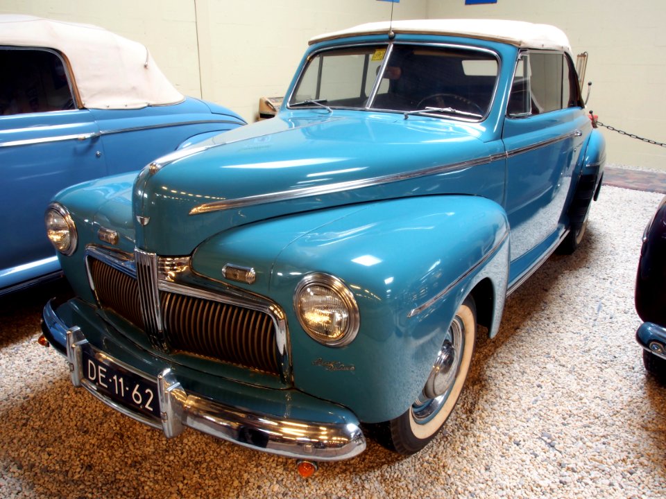 1942_Ford_76_Club_Cabriolet_pic05