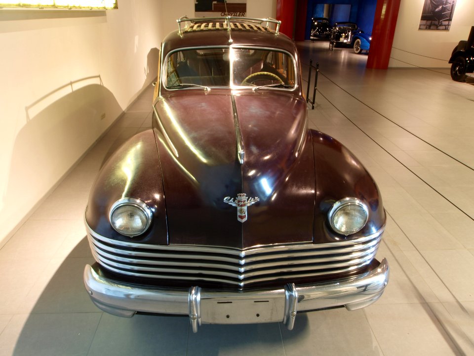 1942_Chrysler_Town_&_Country_'Barrel_Back'_Station_Wagon_p2