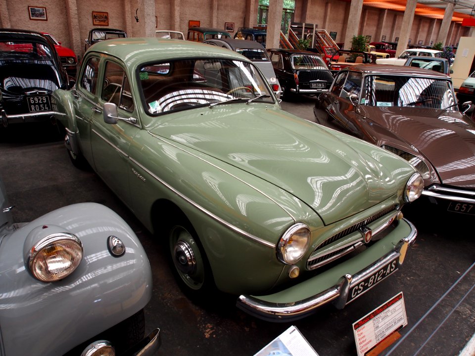 1956_Renault_R1101_Amiral,_12_cv,_4_cylinders,_2141_cm3,_pic1