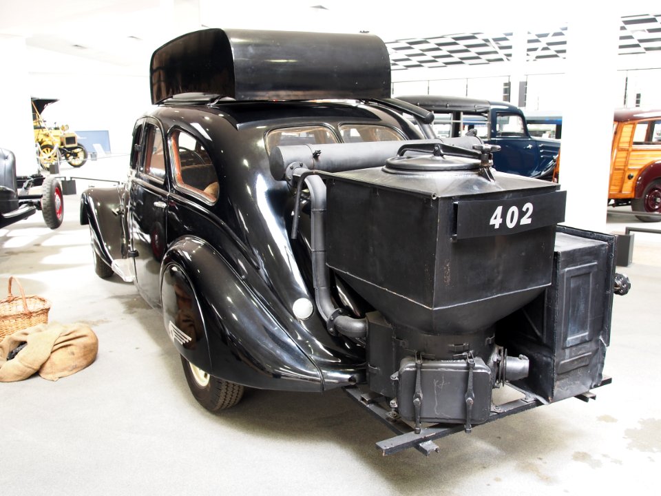1940_Peugeot_402B_Limousine_à_Gazogène_photo_4