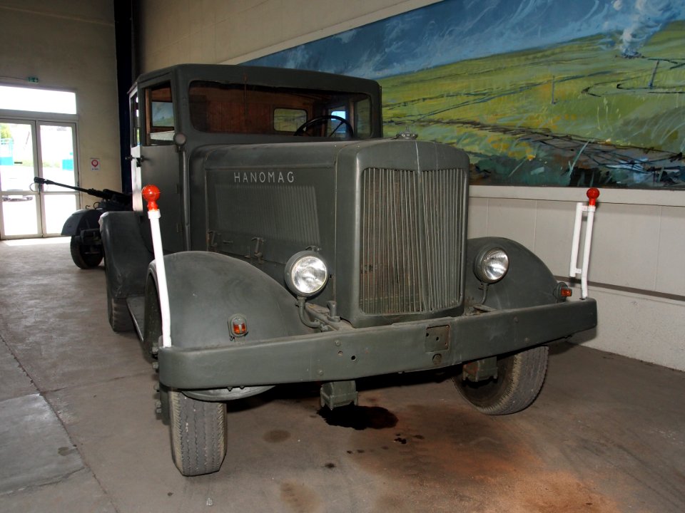 1940_HANOMAG_6,6T_V1_and_V2_tow_tractor,_in_the_Musée_des_Blindés,_France,_pic-2