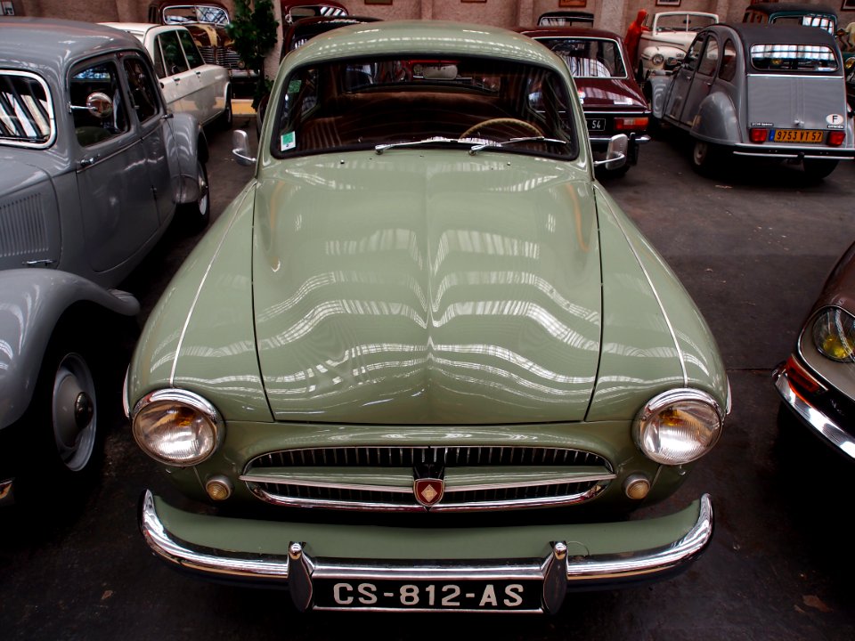 1956_Renault_R1101_Amiral,_12_cv,_4_cylinders,_2141_cm3,_pic2