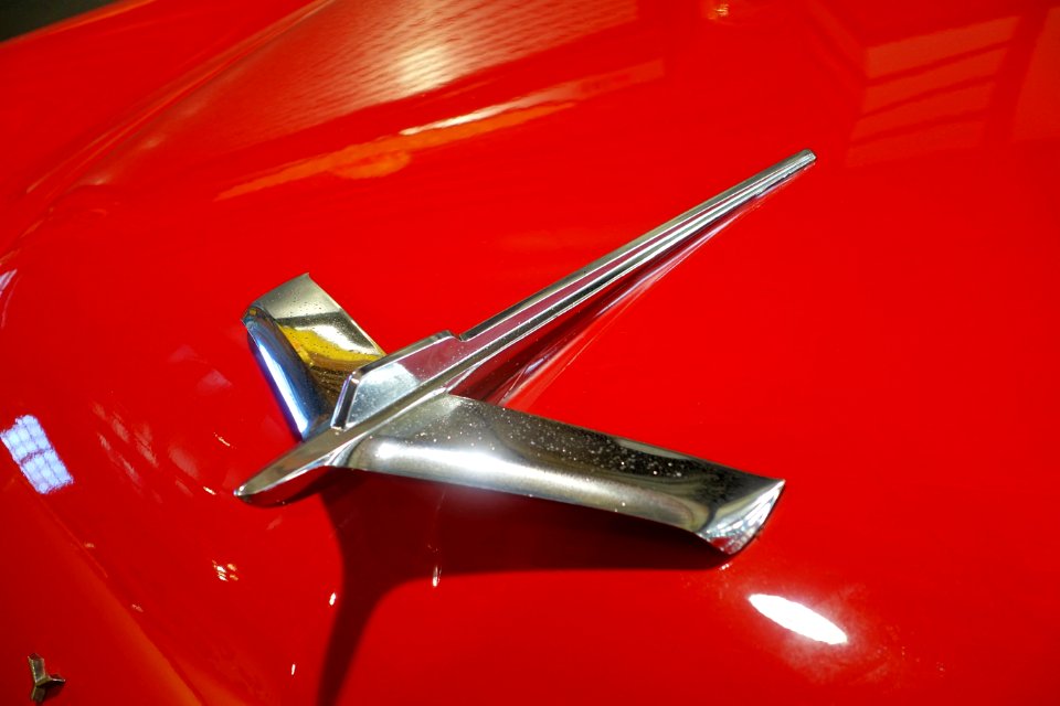 1956_Plymouth_Belvedere_ornament_-_Automobile_Driving_Museum_-_El_Segundo,_CA_-_DSC01558