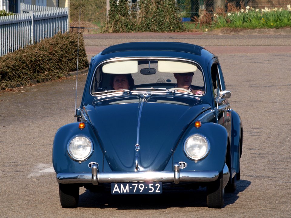 1956_Volkswagen_II,_Dutch_licence_registration_AM-79-52,_pic1