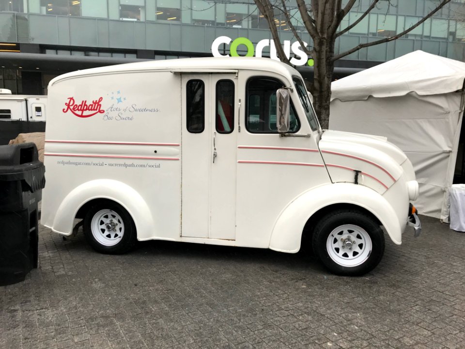 1947_Divco_milk_truck_01