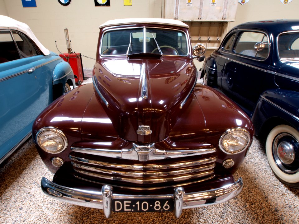 1947_Ford_76_Club_Cabriolet_pic1